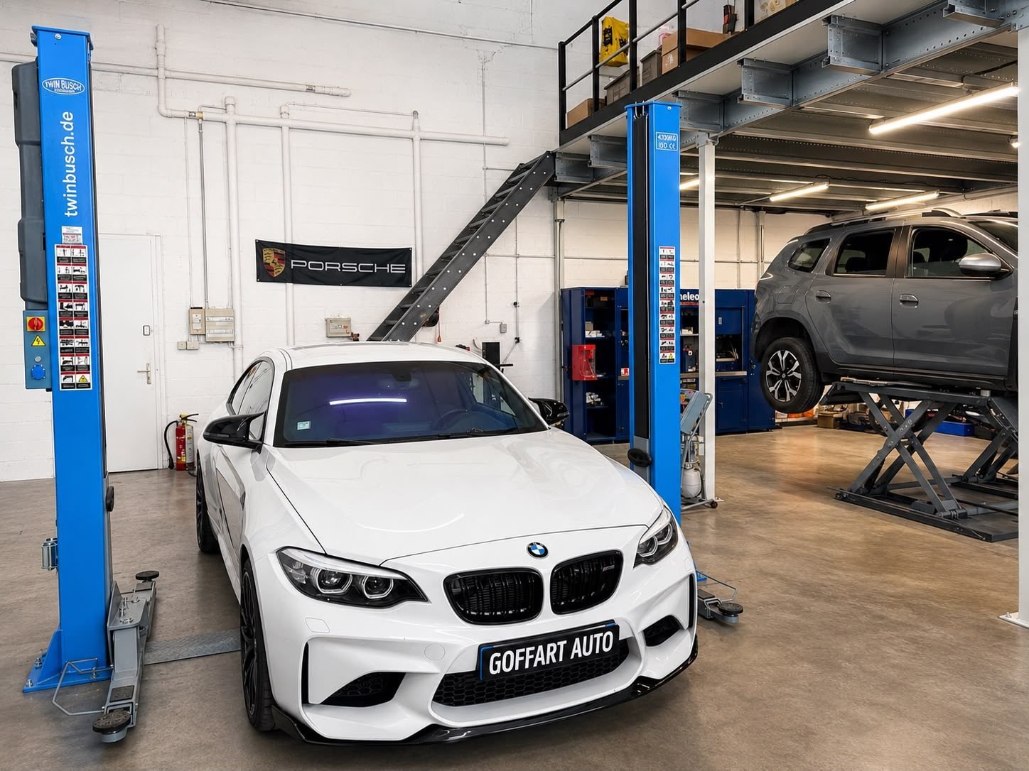 L'atelier Goffart Auto à Montry, une BMW blanche sur le pont