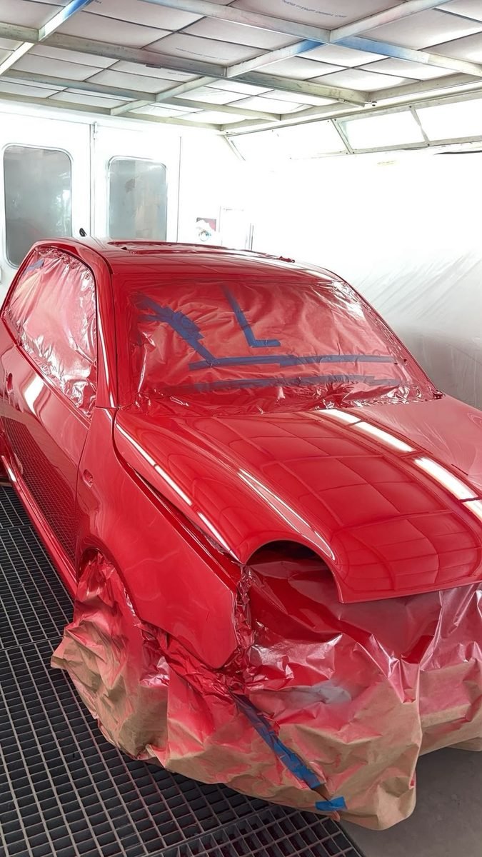 Voiture rouge masquée avant peinture